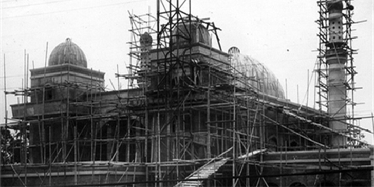 In the decades since the Taipei Mosque was completed, there has been an endless stream of Islamic VIPs, groups and individuals invited, including the late Iranian King Bahlavi, Turkish Prime Minister Mendes, Jordanian King Hussein, and Saudi Arabian King Feather. The establishment of the Taipei Mosque not only continued the important mission of the Lishui Street Mosque to develop Islam in Taiwan, but also because of its special international exchange mission. The kings, presidents and leaders of various Islamic countries in the world have visited the Republic of China, and they all listed the visit to the Taipei Mosque as important. journey.<br />
<br />
<br />
The Taipei Mosque adopts Arabic architectural design, and is based on the architectural style of West Asian mosques. The building includes a domed worship hall, a washing room, an auditorium office, a cylindrical arch ring corridor, etc. The main structure of the building is reinforced concrete, and the arches, door eyebrows and many exterior walls are decorated with mosaic patterns. In addition, the round stone pillars on both sides are made of chopped stones, and the main doors and windows are designed with large floor-to-ceiling stained glass. In addition, the worship towers over 20m on the left and right sides of the building are also a feature of the Taipei Mosque. /Persian Architecture